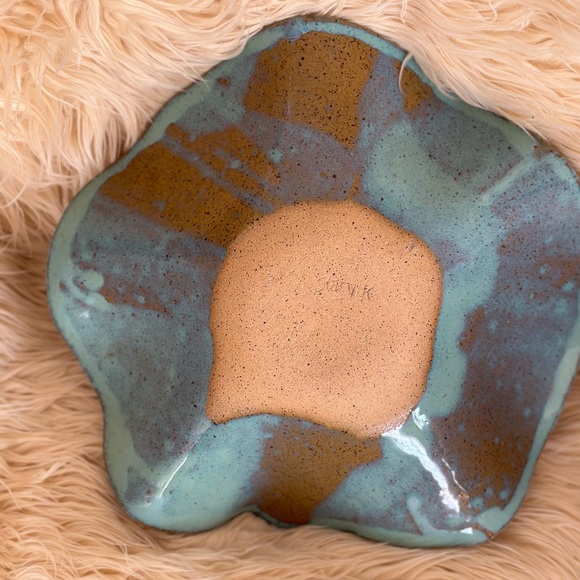 Handmade Pottery Bowl. - Picture 3 of 3